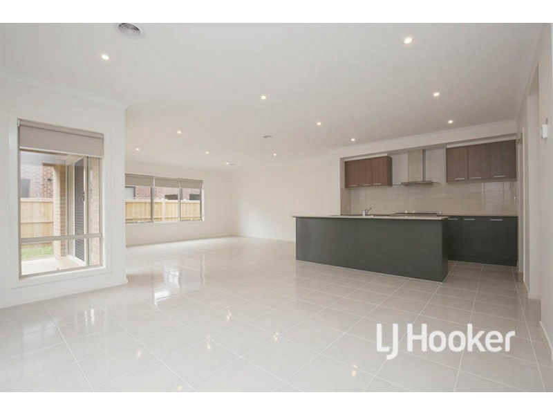 8 Living Crescent, Point Cook VIC 3030