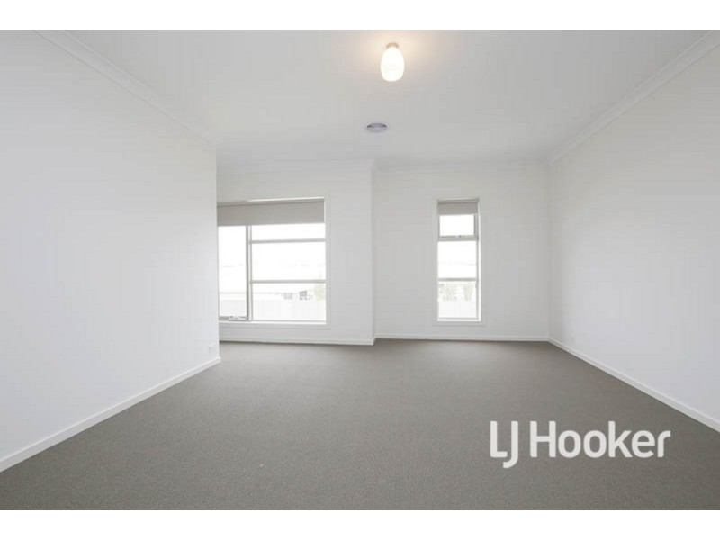 8 Living Crescent, Point Cook VIC 3030