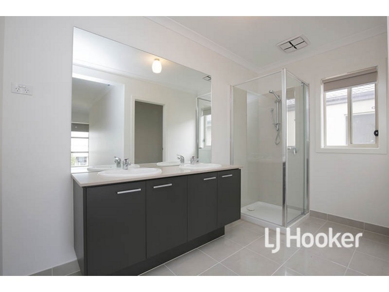 8 Living Crescent, Point Cook VIC 3030