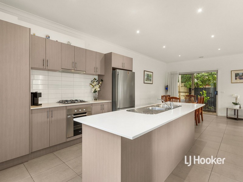 2/17 Catania Avenue, Point Cook VIC 3030