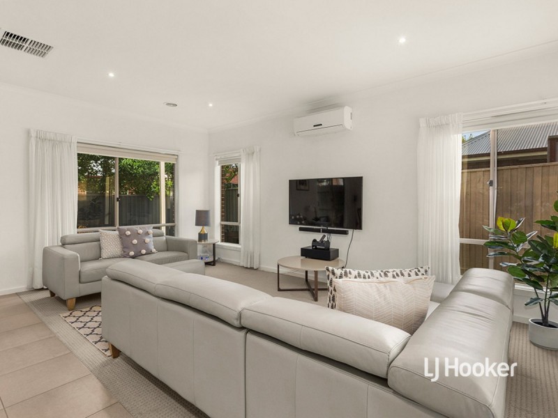 2/17 Catania Avenue, Point Cook VIC 3030