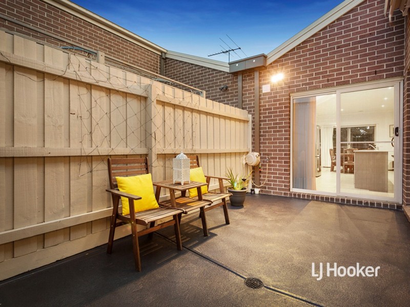 2/17 Catania Avenue, Point Cook VIC 3030