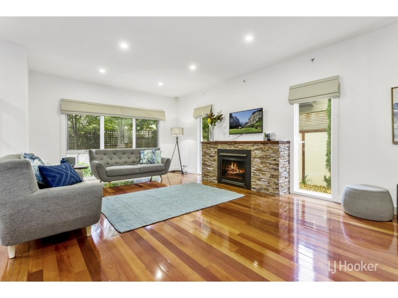 10 Freshwater Point, Sanctuary Lakes VIC 3030