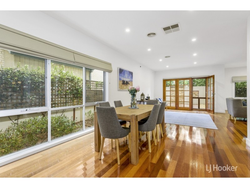 10 Freshwater Point, Sanctuary Lakes VIC 3030