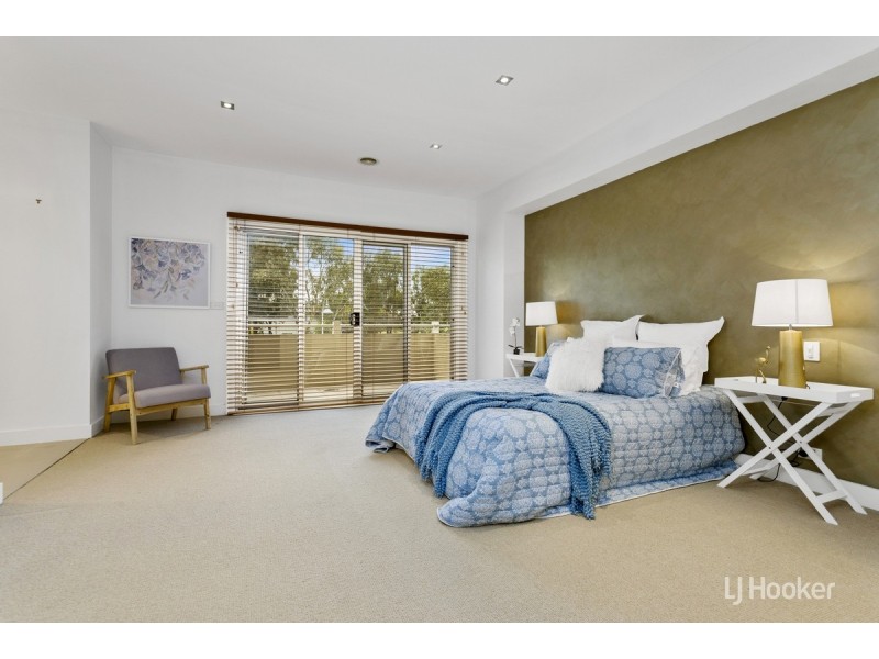 10 Freshwater Point, Sanctuary Lakes VIC 3030