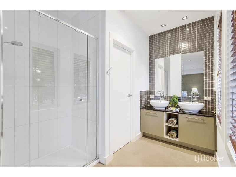 10 Freshwater Point, Sanctuary Lakes VIC 3030