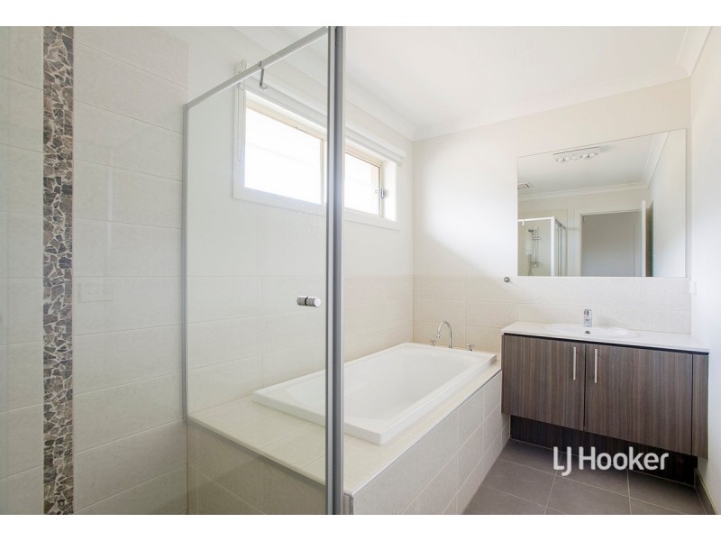 165 Sanctuary Lakes South Boulevar, Sanctuary Lakes VIC 3030