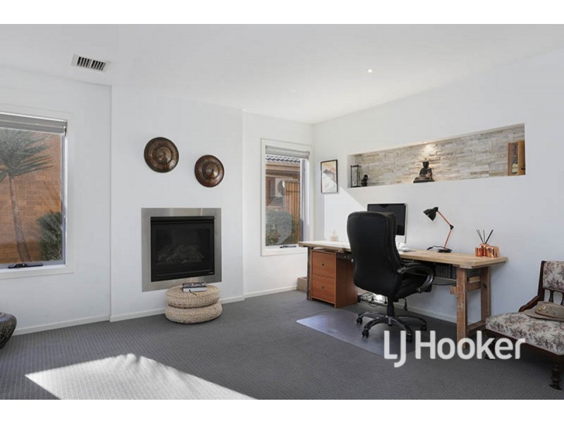 12 Bayside Drive, Sanctuary Lakes VIC 3030