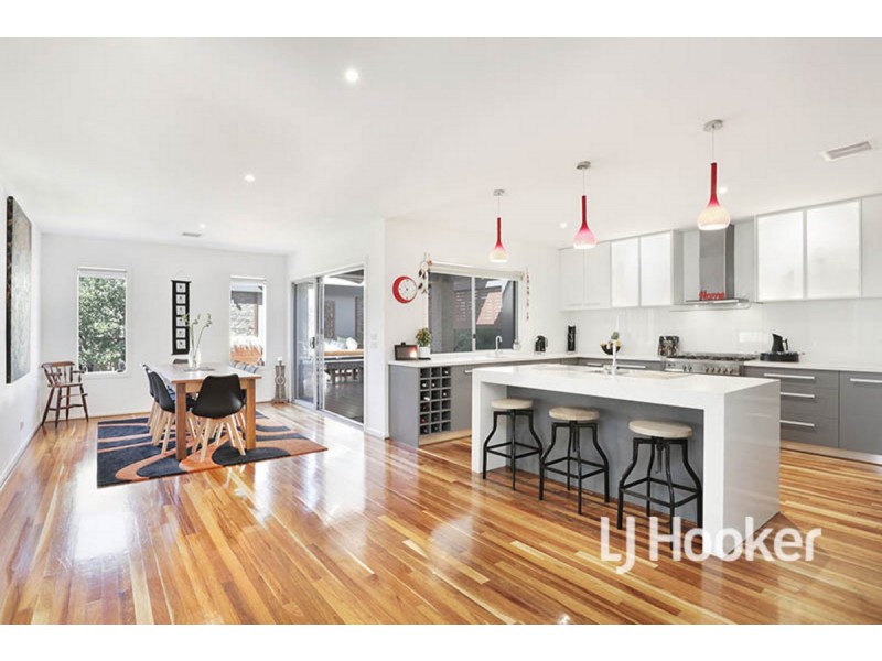 12 Bayside Drive, Sanctuary Lakes VIC 3030