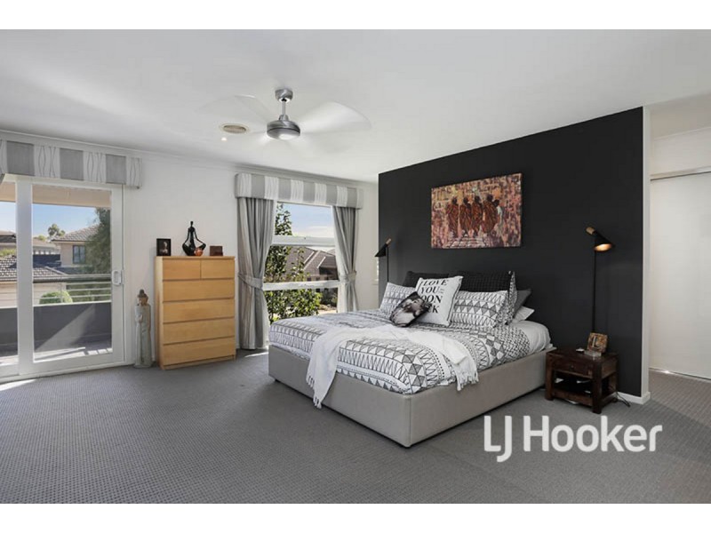 12 Bayside Drive, Sanctuary Lakes VIC 3030