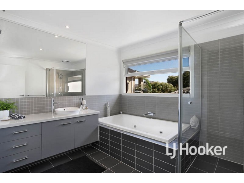 12 Bayside Drive, Sanctuary Lakes VIC 3030