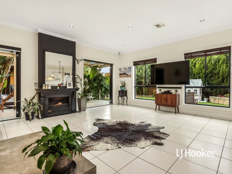 17 Beaumont Drive, Point Cook VIC 3030