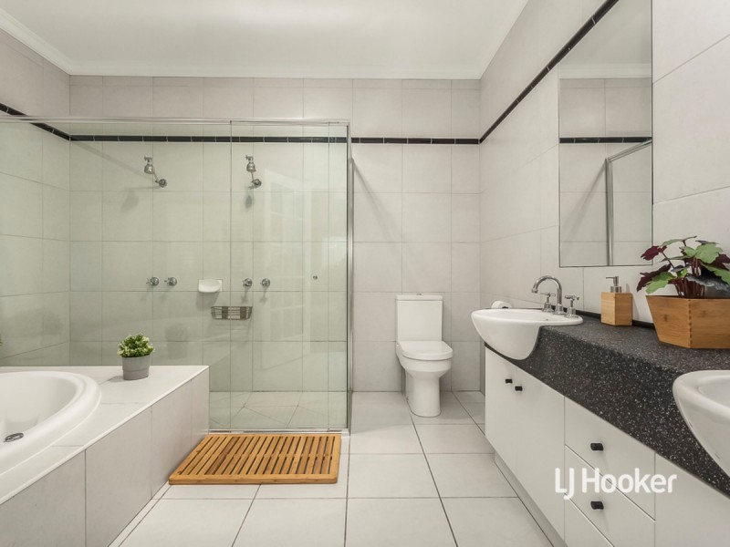 17 Beaumont Drive, Point Cook VIC 3030