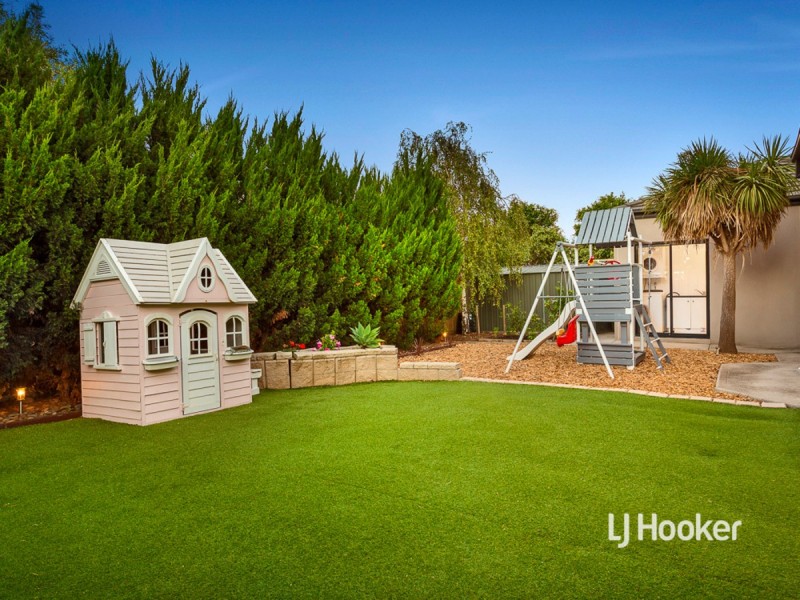 17 Beaumont Drive, Point Cook VIC 3030