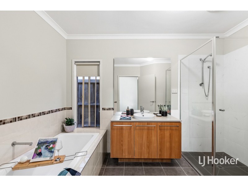 32 Holly Drive, Point Cook VIC 3030