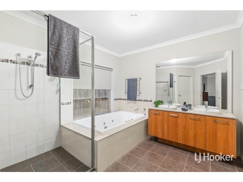 32 Holly Drive, Point Cook VIC 3030