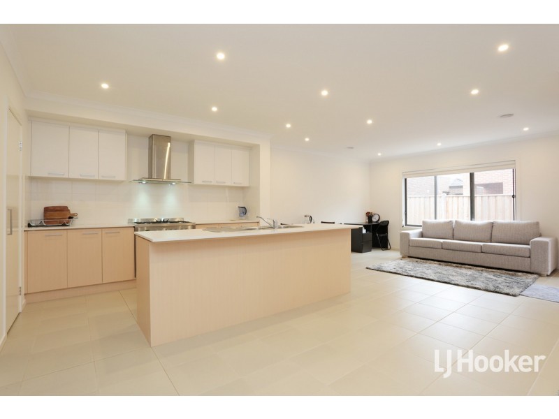 8 Gibson Avenue, Point Cook VIC 3030