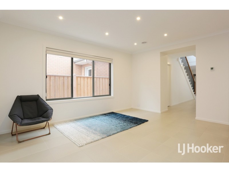 8 Gibson Avenue, Point Cook VIC 3030