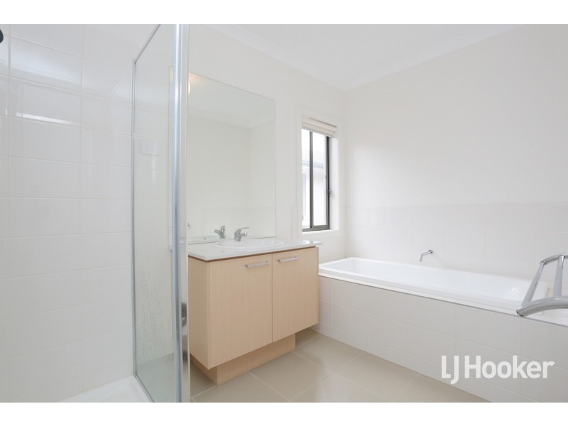 8 Gibson Avenue, Point Cook VIC 3030