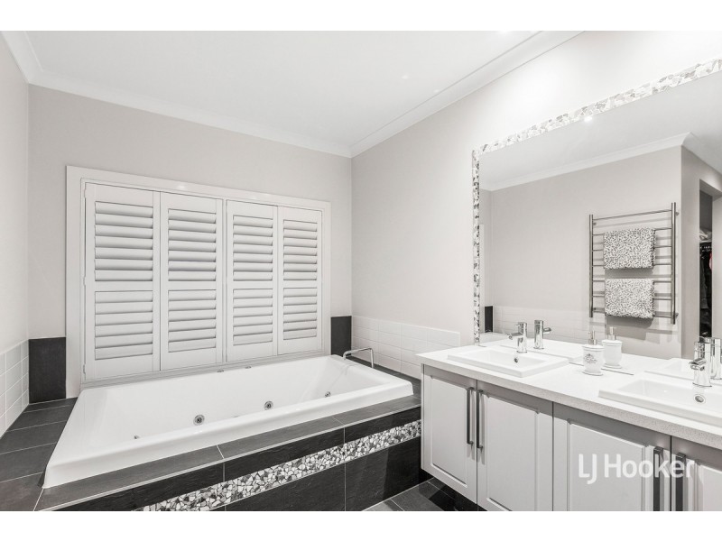 31 Maple Leaf Crescent, Point Cook VIC 3030