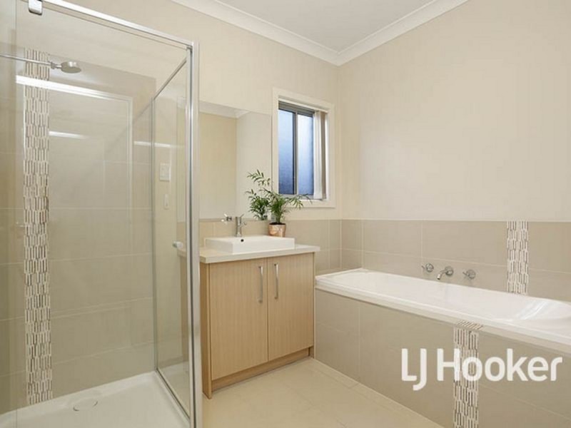 8 Regal Road, Point Cook VIC 3030