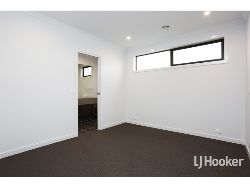 17 Rosario Walk, Point Cook VIC 3030