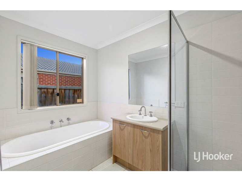 10 Statesman Way, Point Cook VIC 3030