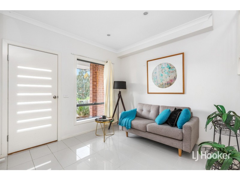 2/79 Hemsley Promenade, Point Cook VIC 3030