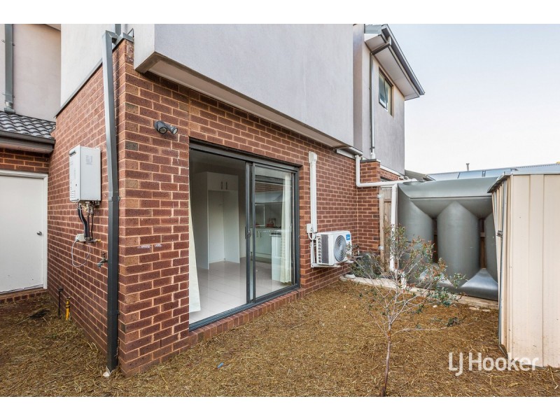 2/79 Hemsley Promenade, Point Cook VIC 3030