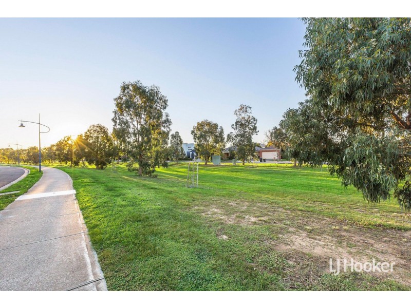 2/79 Hemsley Promenade, Point Cook VIC 3030