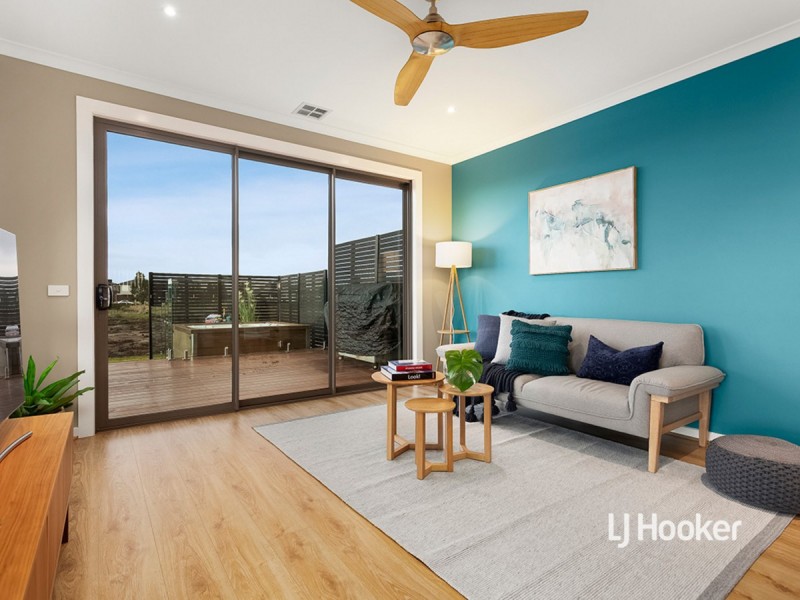 28 Outrigger Court, Sanctuary Lakes VIC 3030
