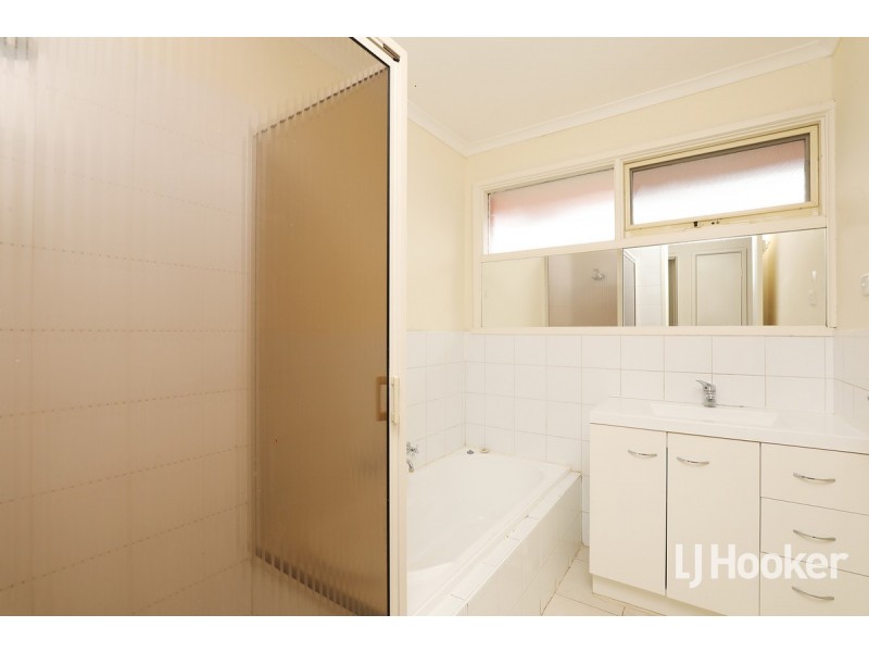 3 Landau Place, Melton West VIC 3337