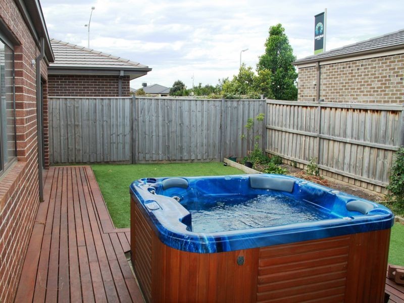 17 McWilliams Crescent, Point Cook VIC 3030