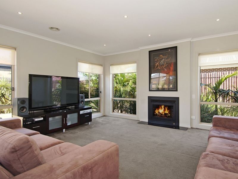 8 C J Dennis Place, Point Cook VIC 3030
