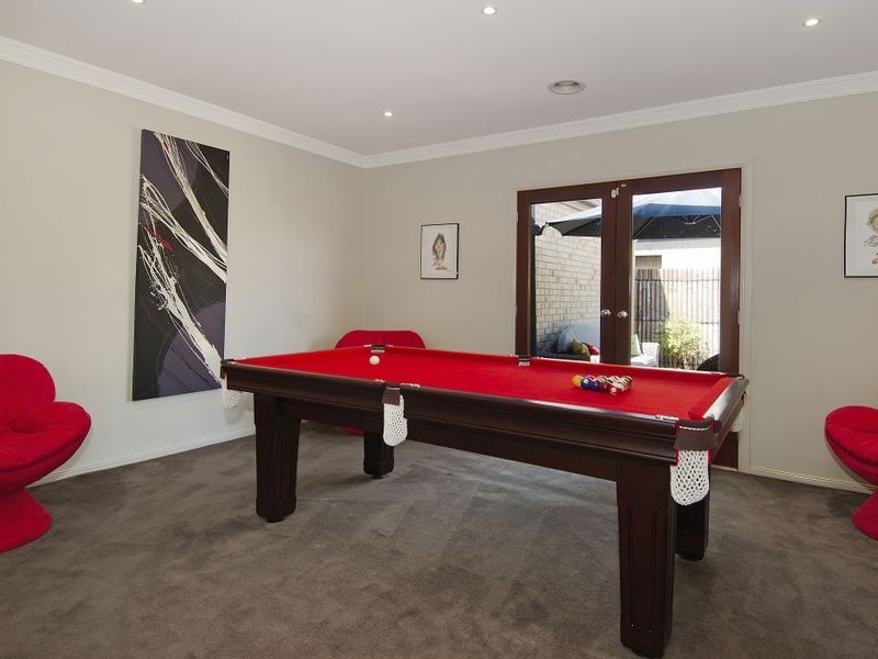 8 C J Dennis Place, Point Cook VIC 3030