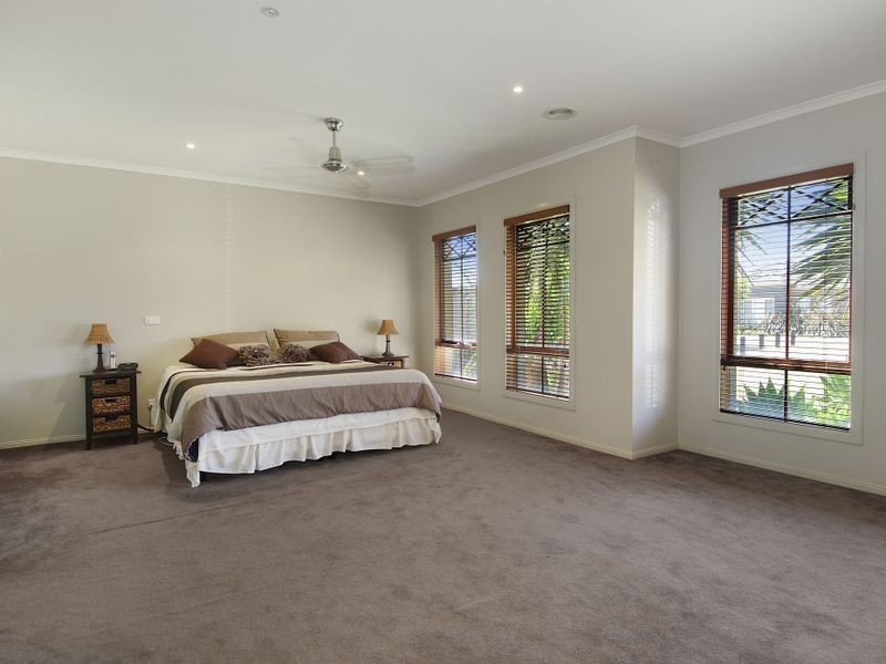 8 C J Dennis Place, Point Cook VIC 3030