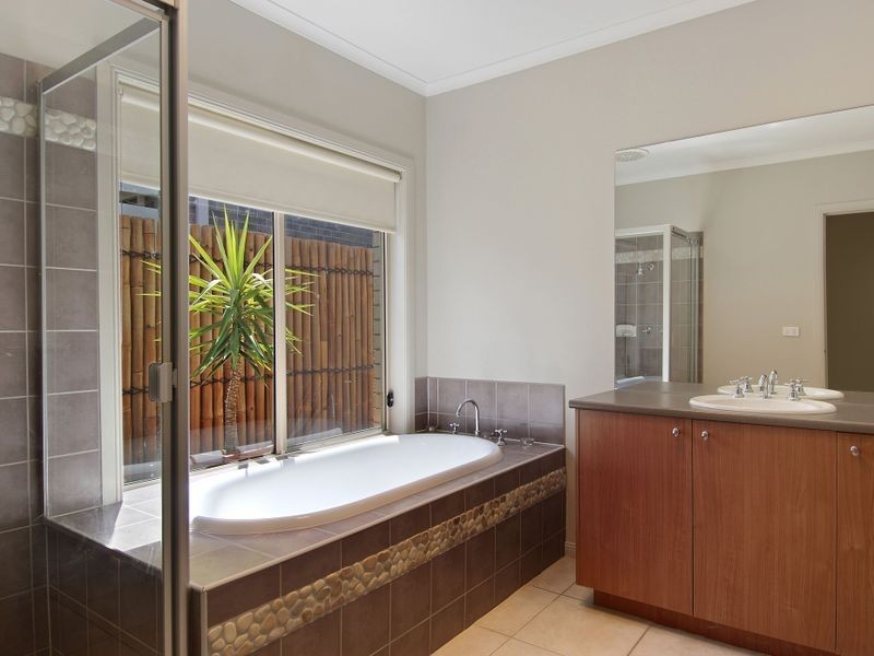 8 C J Dennis Place, Point Cook VIC 3030