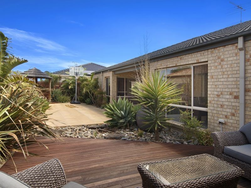8 C J Dennis Place, Point Cook VIC 3030