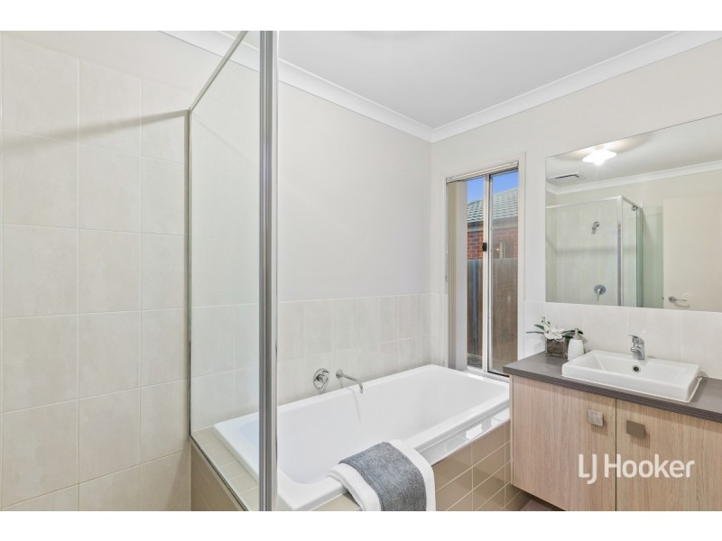 10 Landing Place, Point Cook VIC 3030