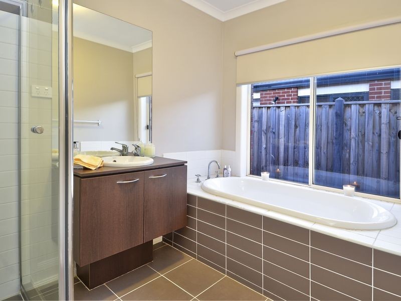 9 Grandiflora Grove, Point Cook VIC 3030