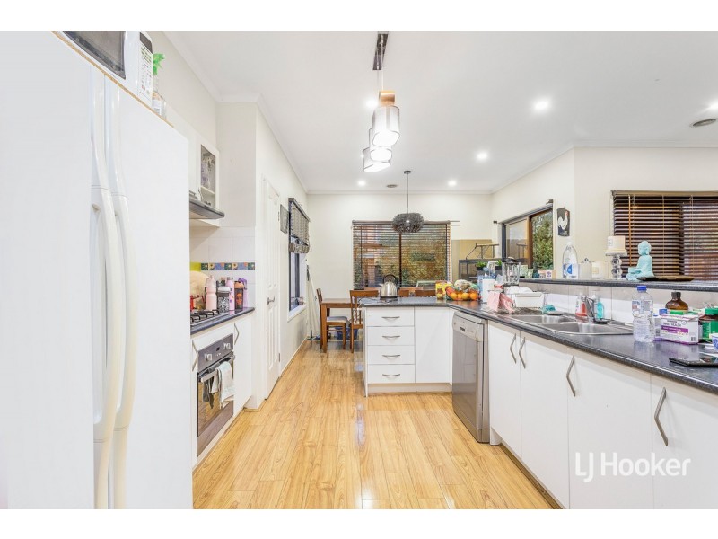 33 May Gibbs Circle, Point Cook VIC 3030