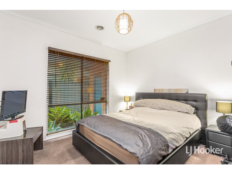 33 May Gibbs Circle, Point Cook VIC 3030