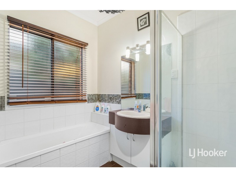 33 May Gibbs Circle, Point Cook VIC 3030