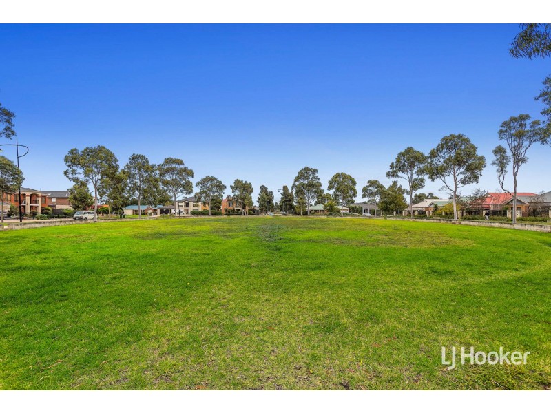 33 May Gibbs Circle, Point Cook VIC 3030