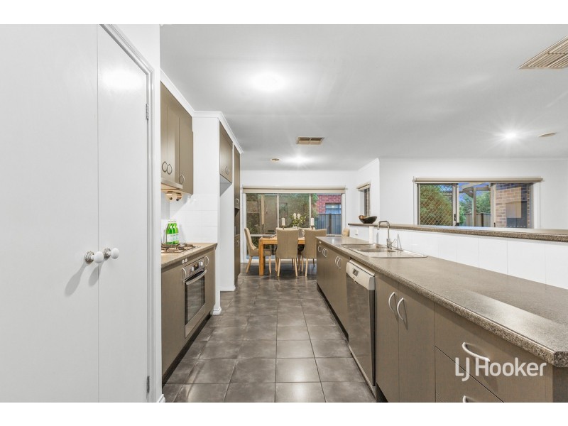 13 May Gibbs Circle, Point Cook VIC 3030