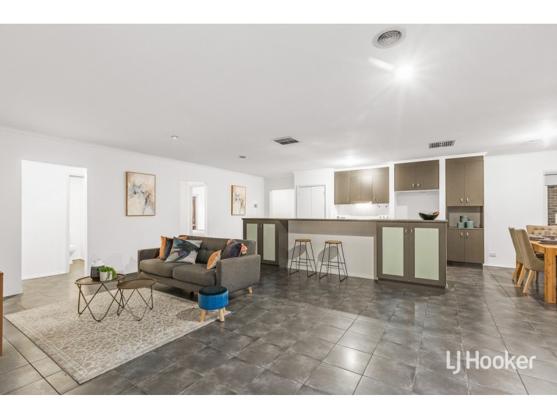 13 May Gibbs Circle, Point Cook VIC 3030