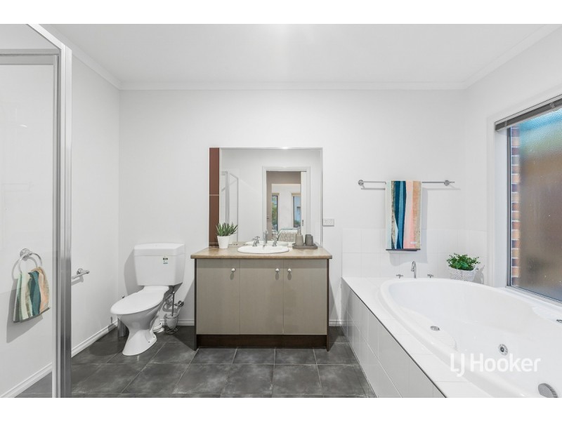 13 May Gibbs Circle, Point Cook VIC 3030