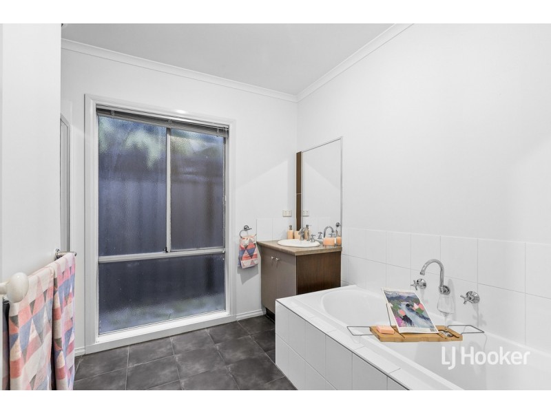 13 May Gibbs Circle, Point Cook VIC 3030