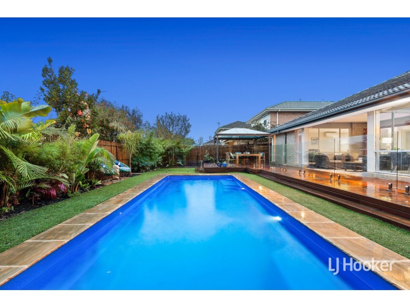 2 Manhattan Close, Sanctuary Lakes VIC 3030