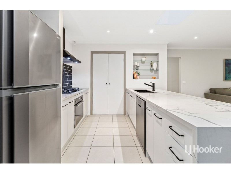 2 Manhattan Close, Sanctuary Lakes VIC 3030